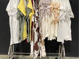 un portant de vêtements exposé dans une pièce