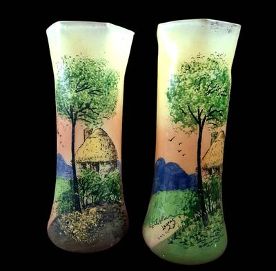 deux vases peints d'arbres