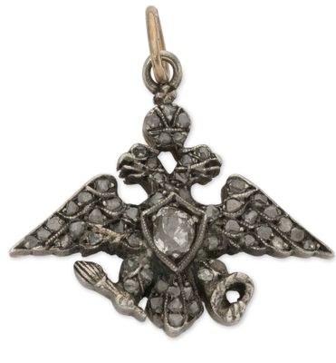 un pendentif en argent orné d'un aigle et d'un serpent