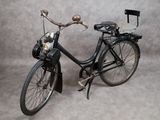 un vélo noir avec un panier à l'arrière