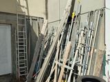 un tas de vieux bois adossé au mur d'un immeuble