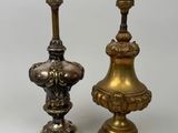 paire de lampes de table anciennes en laiton sur des socles en marbre