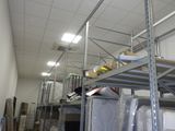 une pièce où se trouvent de nombreuses étagères sur lesquelles sont posés des matelas