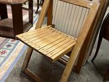 une chaise en bois qui se trouve au milieu d'une pièce
