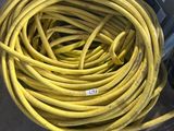un tuyau jaune posé sur un coffret métallique