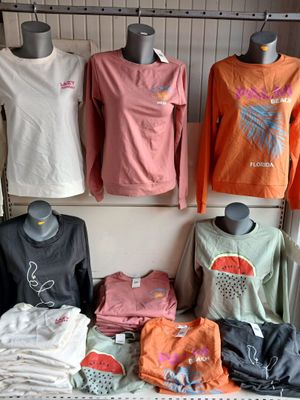 de nombreuses chemises exposées sur une table dans un magasin