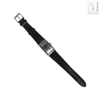 une image d'un gros plan d'une montre-bracelet sur un fond blanc