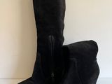 paire de bottines à talons compensés en daim noir, avec des fermetures éclair sur le côté