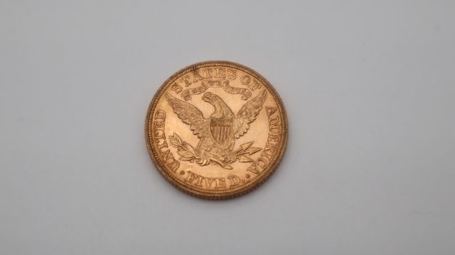 Une pièce de monnaie en or à valeur faciale de cinq dollars USA L...