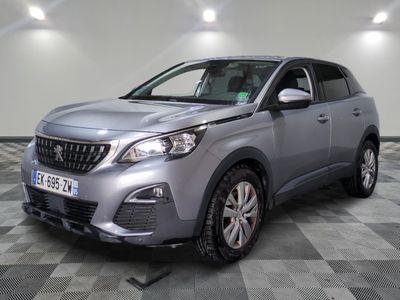 la voiture argentée est garée dans le garage sur un sol en damier
