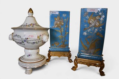 deux chaises et un vase placés l'un à côté de l'autre