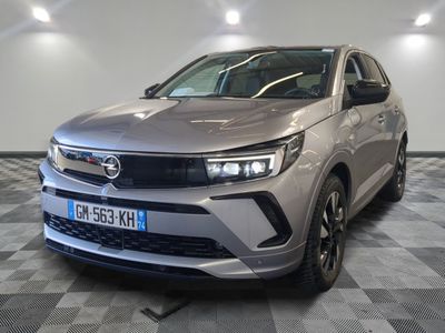 l'avant d'un SUV argenté garé sur un sol à damier