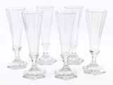 quatre verres à vin en verre transparent posés les uns à côté des autres sur une surface blanche