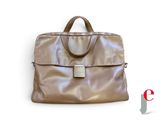 sacoche pour ordinateur portable en cuir marron sur fond blanc, ornée d'un logo rouge et blanc