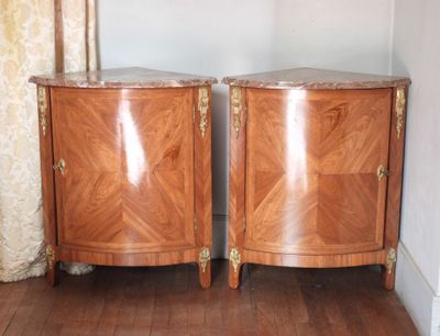 deux tables d'appoint avec des plateaux en marbre dans une pièce