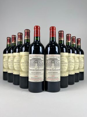 six bouteilles de vin rouge sont alignées