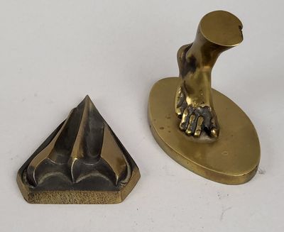 deux morceaux de métal sur une surface blanche