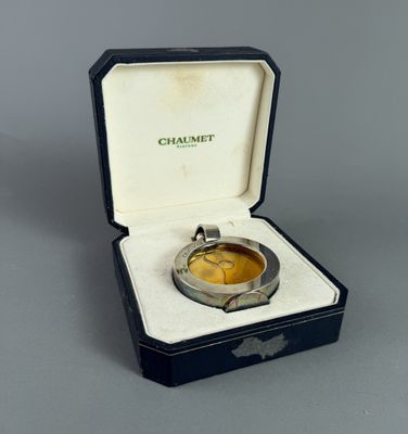 une montre dans un coffret ouvert, posée sur une table