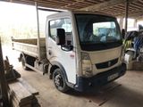 un camion blanc garé dans un garage