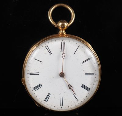 une montre de poche en or avec des chiffres romains sur le cadran
