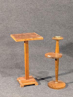 une paire de socles en bois surmontés d'une petite table