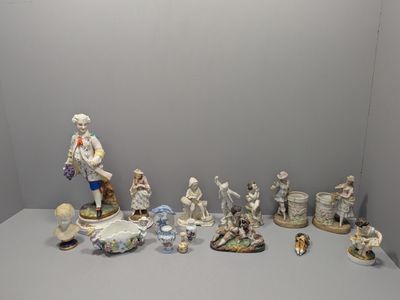 de nombreuses figurines posées sur une table