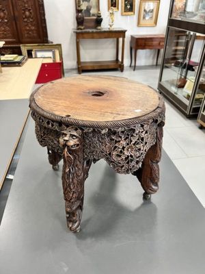 Guéridon quadripode en bois sculpté à décor d'animaux fantas…