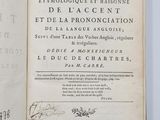 un livre ouvert avec une écriture dessus, posé sur une table
