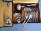 un lot de cuillères en argent et de cuillères dans une boîte