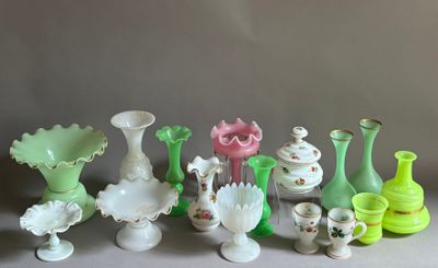 de nombreux vases et bols de différentes couleurs sur la table