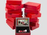 une boîte rouge sur laquelle figure l'image d'une voiture de course