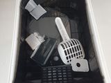 un lavabo équipé d'un panier contenant une brosse à dents et d'autres objets