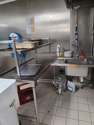 Plonge inox avec une douchette avec table inox