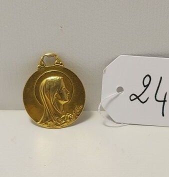 deux médailles d'or sont posées sur une table, à côté d'une étiquette de prix