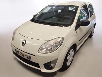 la photo d'une petite voiture blanche dans une pièce blanche