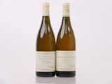 deux bouteilles de vin blanc posées l'une à côté de l'autre sur une table