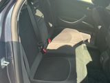 la banquette arrière d'une voiture, avec une ceinture de sécurité à l'arrière