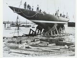 une photo en noir et blanc d'hommes sur un bateau
