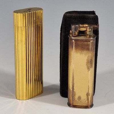 CARTIER BRIQUET DE POCHE à gaz en métal plaqué or à décor de…