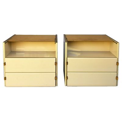 Vente d'une paire de tables de chevet de style « mid-century modern » avec ferrures en laiton