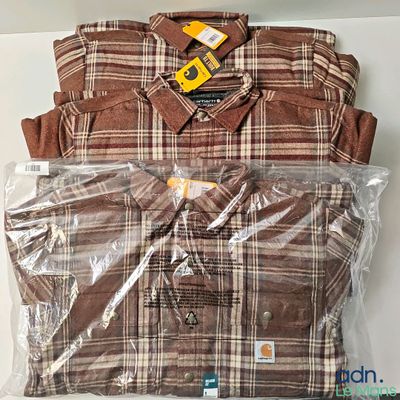un gros plan sur une chemise emballée dans du plastique, posée sur une table