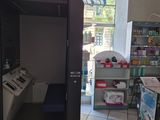 une grande porte ouverte dans un magasin, avec une étagère remplie d'articles