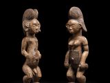 deux figures sculptées représentant un homme et une femme