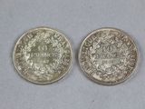 deux pièces d'argent posées côte à côte sur une surface blanche
