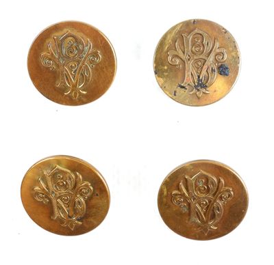 quatre pièces d'or ornées de motifs sur un fond blanc