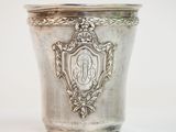 une coupe ancienne en argent, ornée d'un monogramme sur le côté