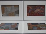 trois tableaux encadrés, de couleurs et de formes différentes, sur un fond blanc