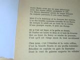 un livre ouvert sur lequel se trouve une feuille de papier