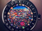 un gros plan d'une montre-bracelet sur laquelle figure une carte