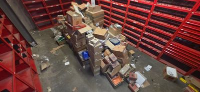 de nombreux cartons empilés les uns sur les autres dans un entrepôt